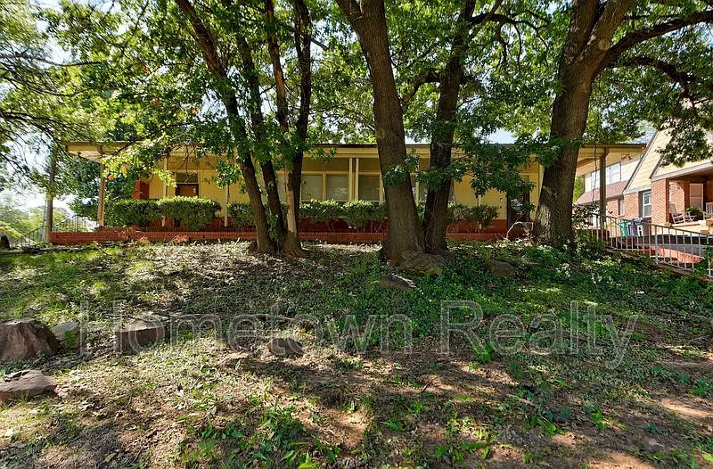 2 bed, 1.0 bath, 1425 sqft, $1,195 — Photo 3
