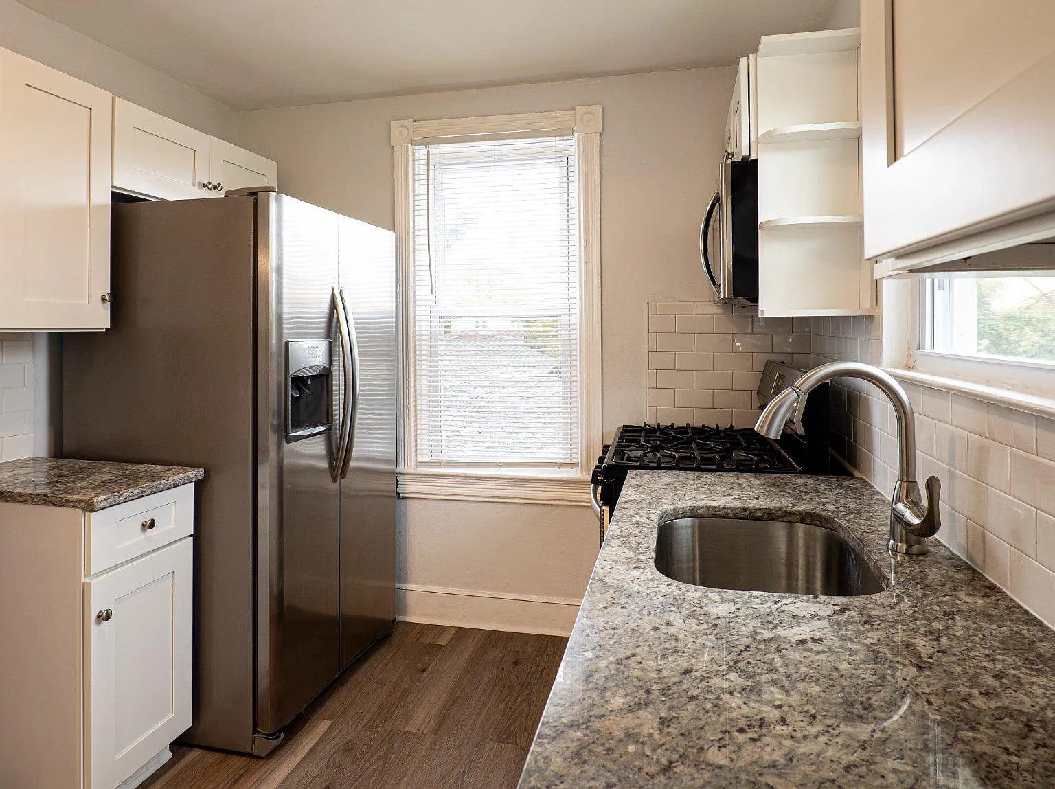 2 bed, 1.0 bath, 2384 sqft, $1,900 — Photo 4