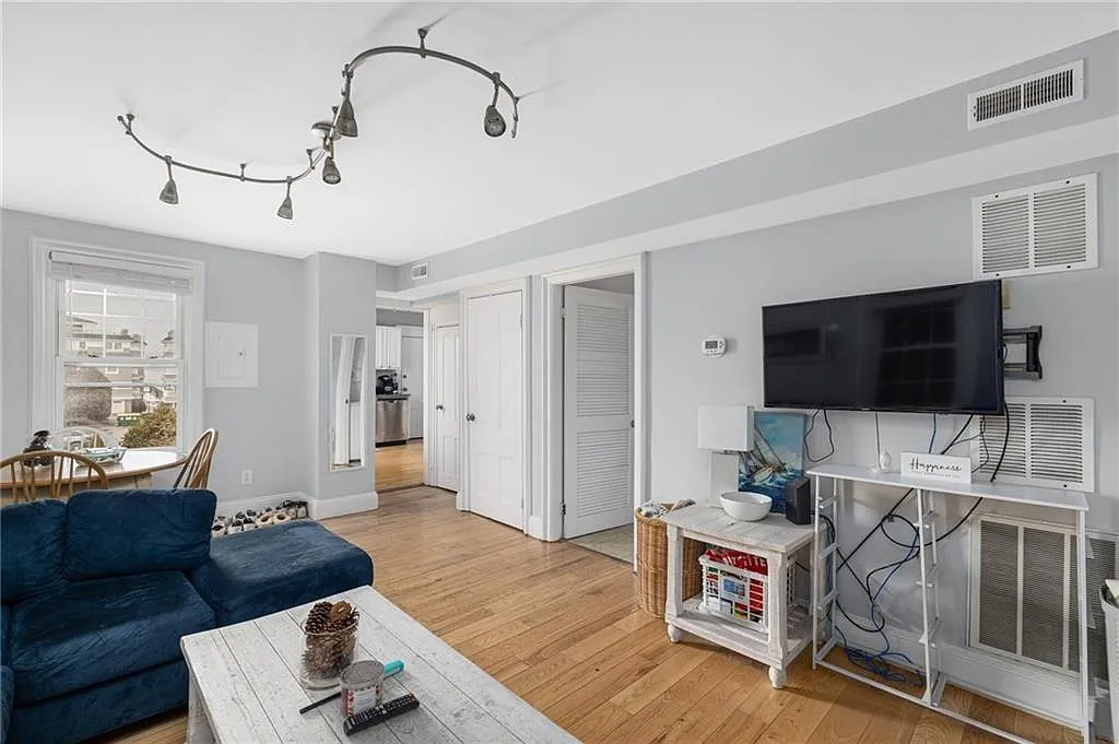 4 bed, 2.0 bath, 1272 sqft, $3,800 — Photo 4