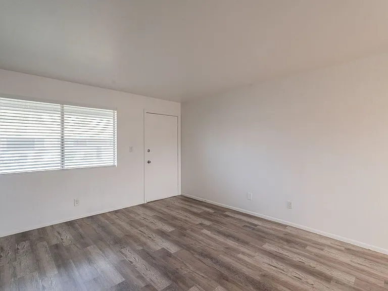 2414 W Devonshire Ave — Photo 16