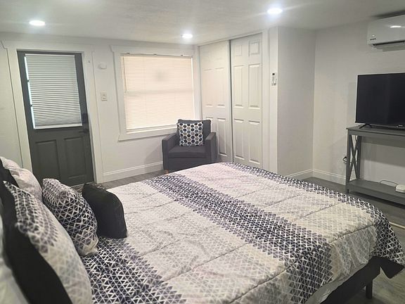 Spacious, well-lit bedroom with a comfortable queen-size bed, premium linens. Lakeland, FL