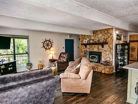 3rd image of 160 Bayside Cir