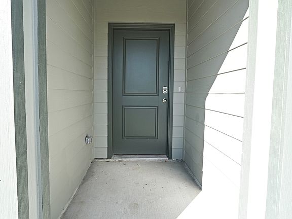 4th image of 415 Wind Cove Ln