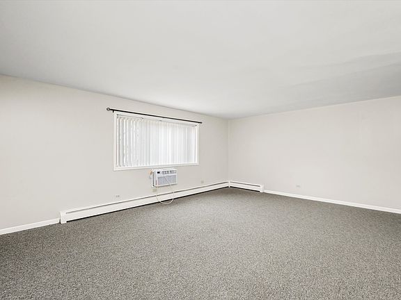 4th image of 914 N Austin Blvd APT C10