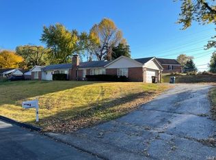 4 Cardigan Dr, Saint Louis, MO 63135