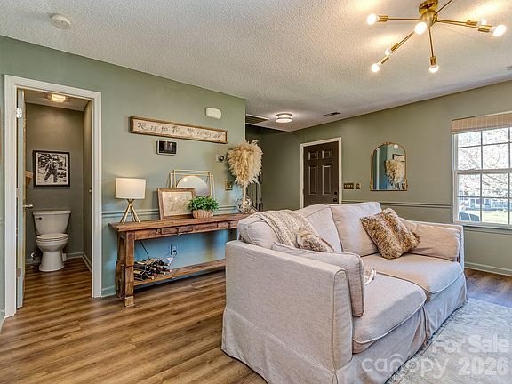 5th image of 1512 Hollythorne Dr