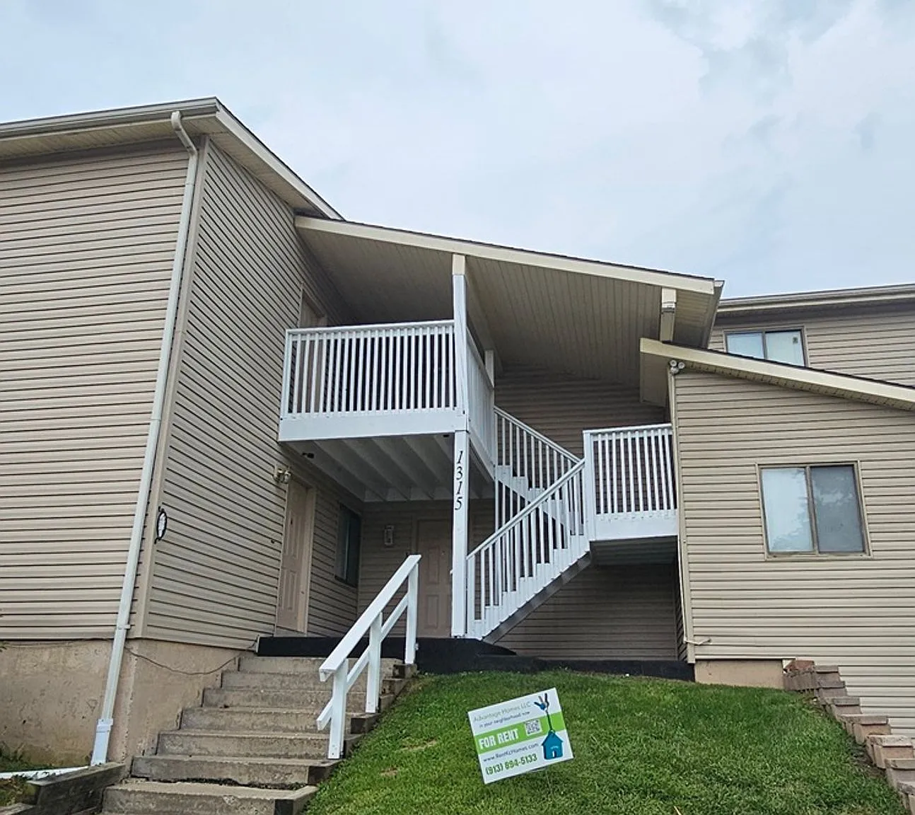 WOW! So much living space; convenient Olathe location! — Photo 2