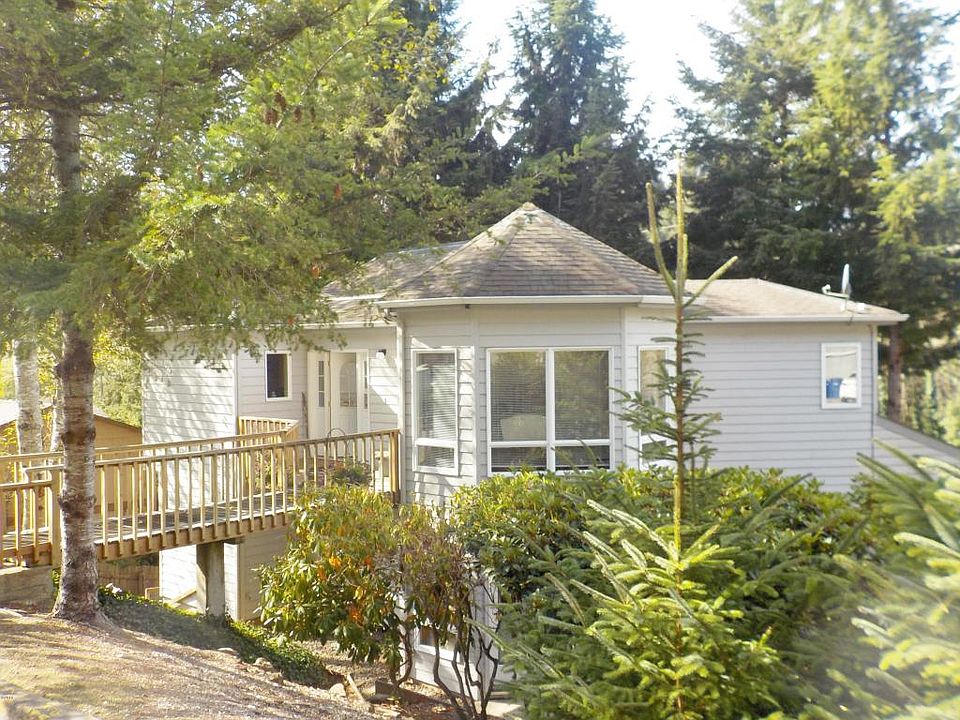 1st image of 850 NE Lakewood Dr