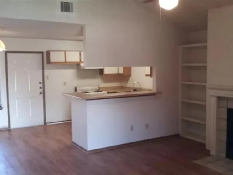 3000 Jadewood Ct #B — Photo 3