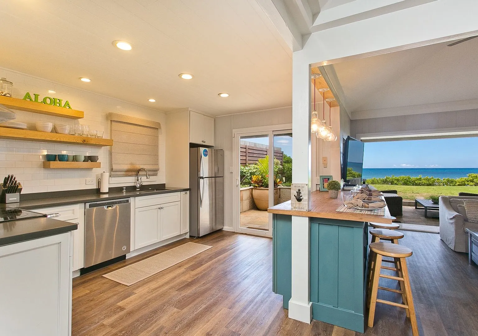 Oceanfront Paradise Found - Hale Nalu — Photo 4