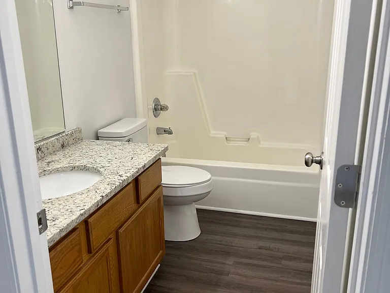 Redwood Park Apartments — Photo 4