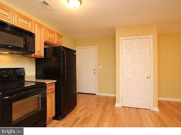 3rd image of 2327 N Park Ave #C