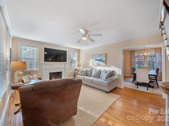 5th image of 945 Waverly Ave
