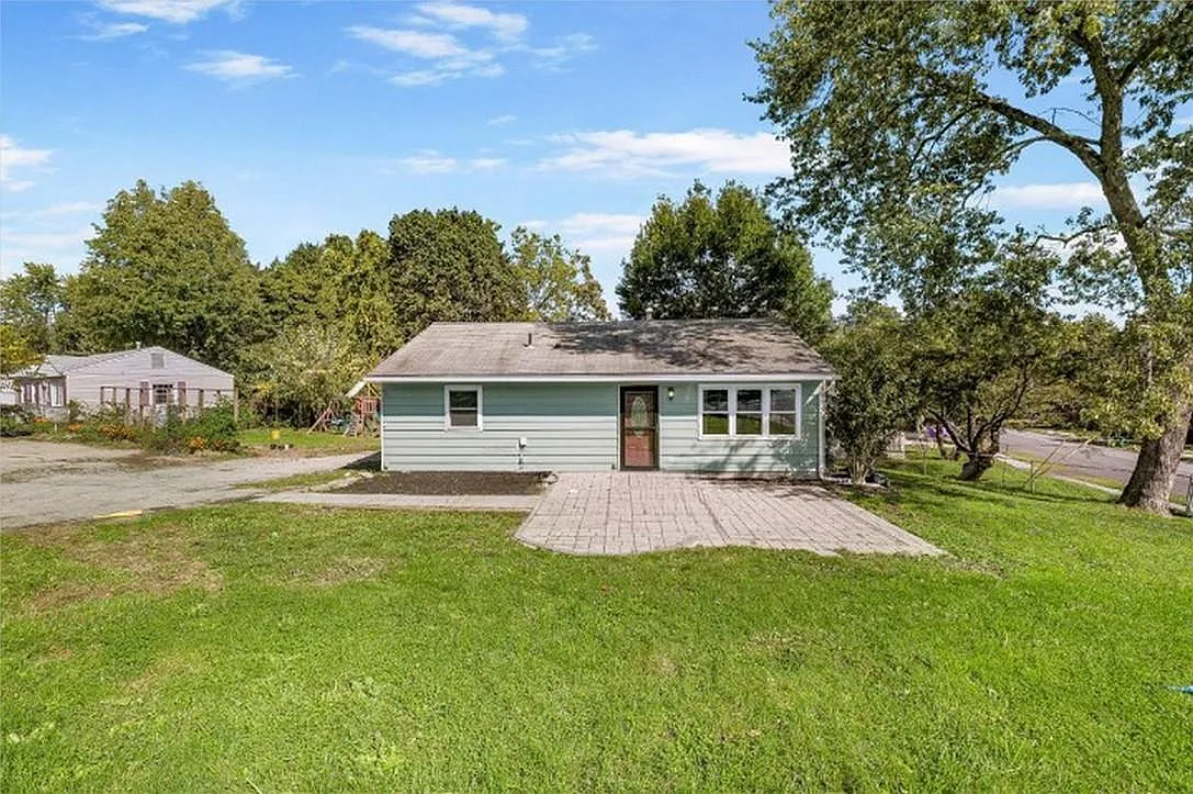 136 Violet Avenue photo 1