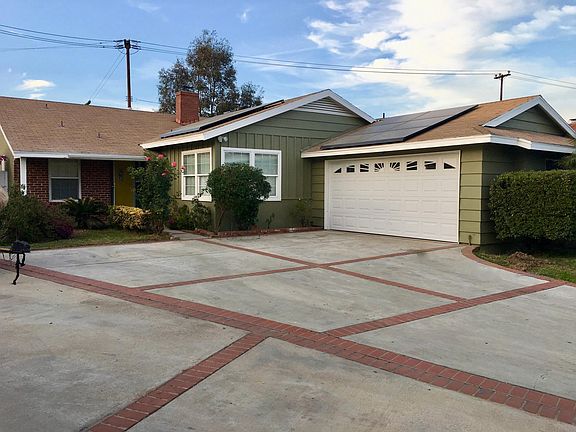 2 car garage / 6 car driveway