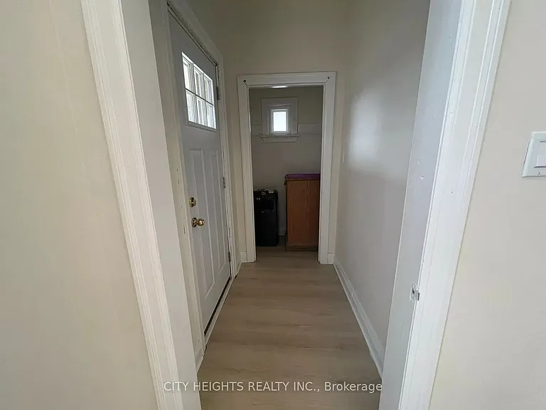 1561 Hurontario St — Photo 17