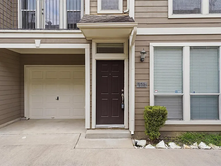 1507 Sutton St — Photo 2