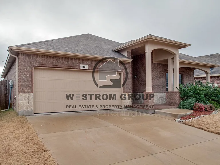 3121 Hornbeam St — Photo 2