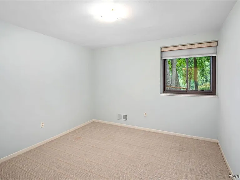2185 Rhine Rd — Photo 23