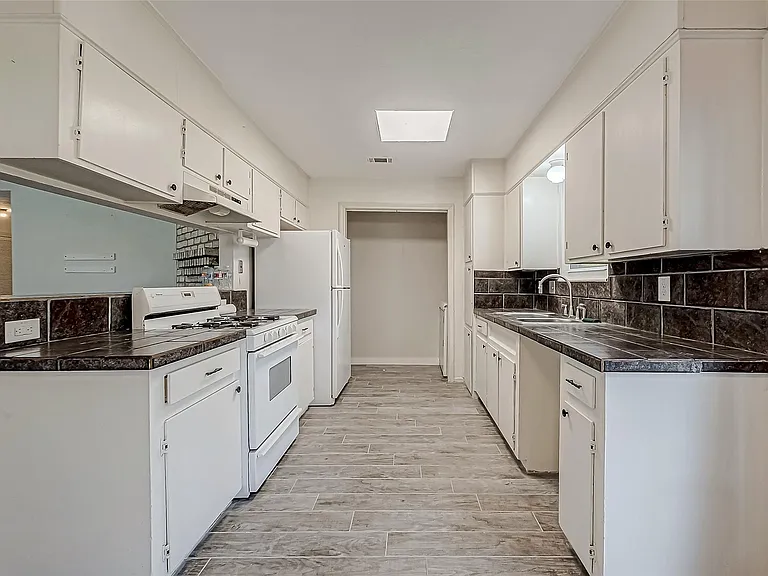 610 Bienville Ln — Photo 8