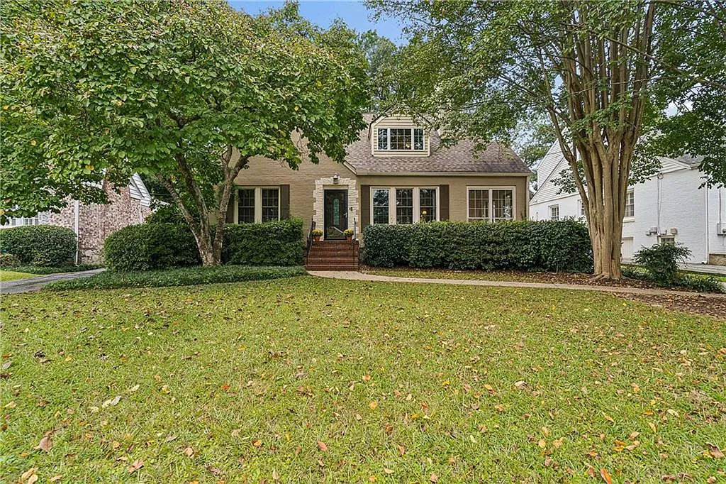 4 bed, 2.0 bath, 2500 sqft, $5,500 — Photo 2