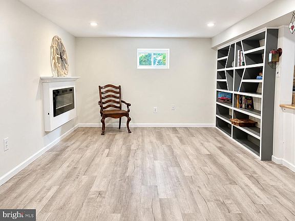5th image of 934 Morris St
