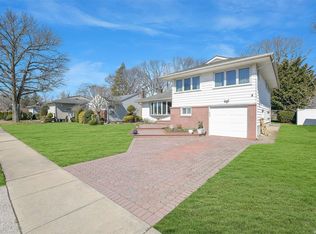 1439 Eric Ln, East Meadow, NY
