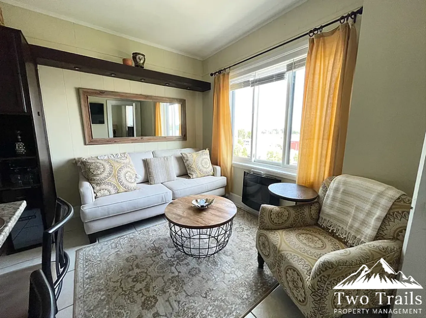 Downtown Fully-Furnished Condo — Photo 3