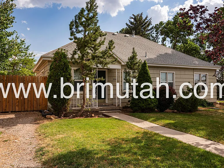 2364 E Redondo Ave — Photo 14