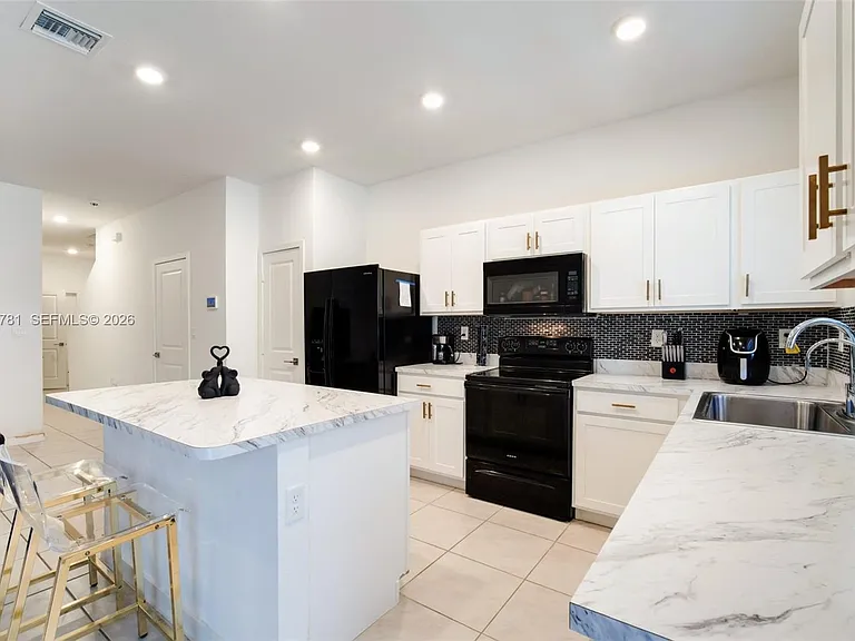 1181 SW 7th Ct #1181 — Photo 5