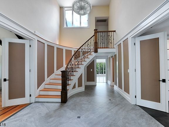 4th image of 10 Deerwood Dr