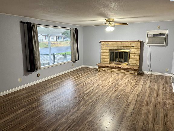 3rd image of 405 Cottonwood Dr