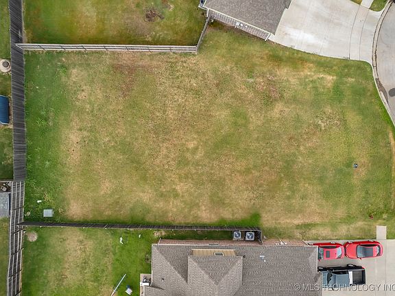 3rd image of 2913 S Gardenia Ave