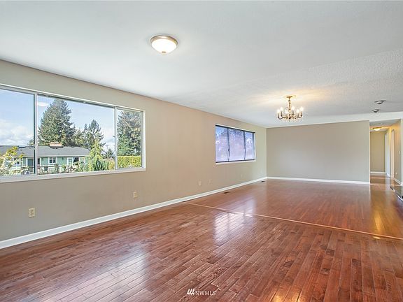 5th image of 4002 Elwood Dr W