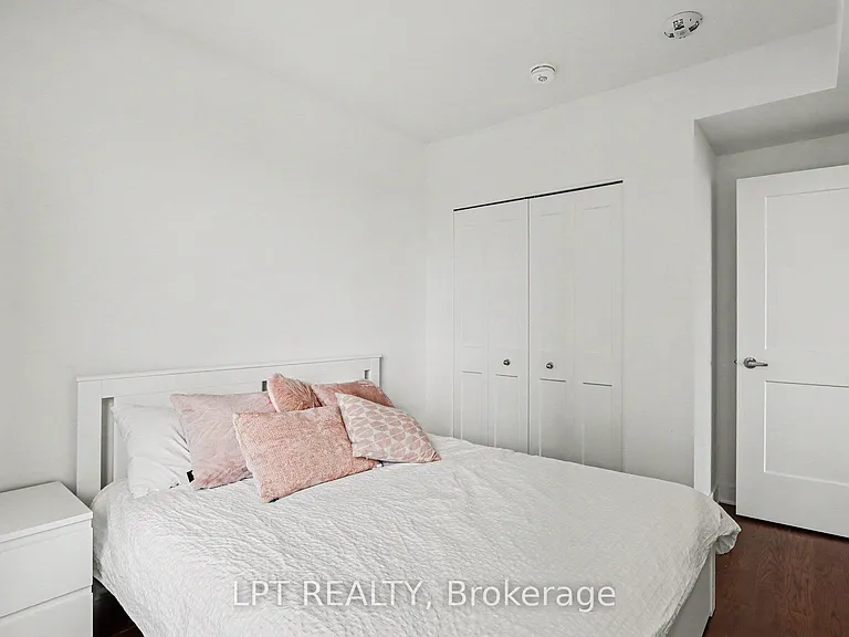 180 George St #1705 — Photo 12