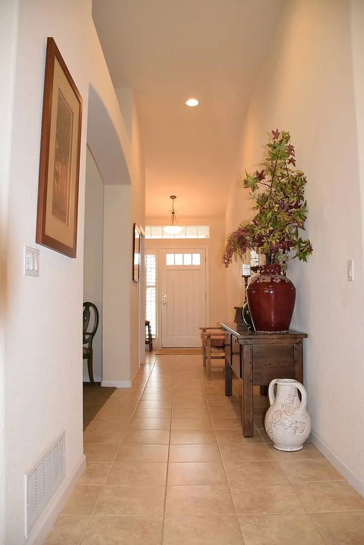 Stunning 3 bedroom Home / Main Floor Master! — Photo 4