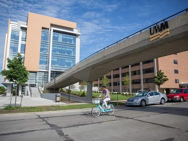 Steps from UWM! Steps from UWM!