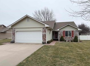 1417 Stone Bridge Dr, Hutchinson, KS 67502
