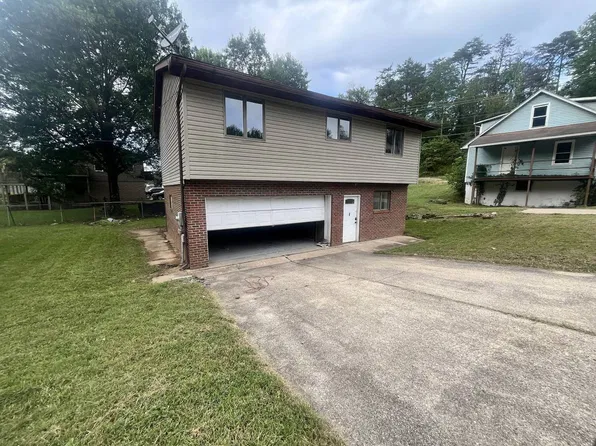 26 Valley Hill Dr, Cross Lanes, WV 25313