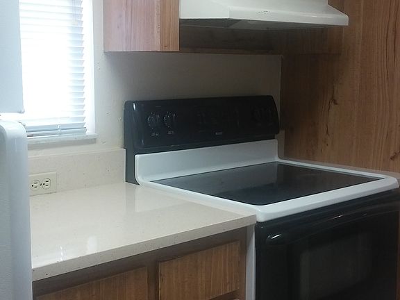 3rd image of 915 Twin Lakes Dr