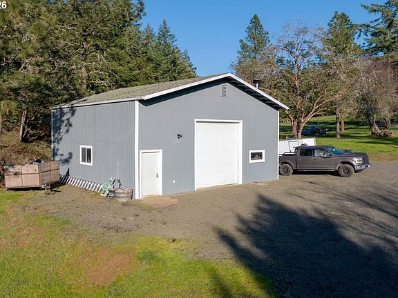 3rd image of 1040 Arcadia Dr