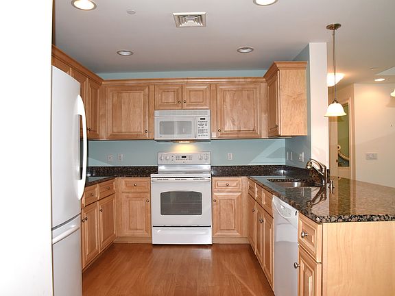 Custom Kitchen Unit 118E