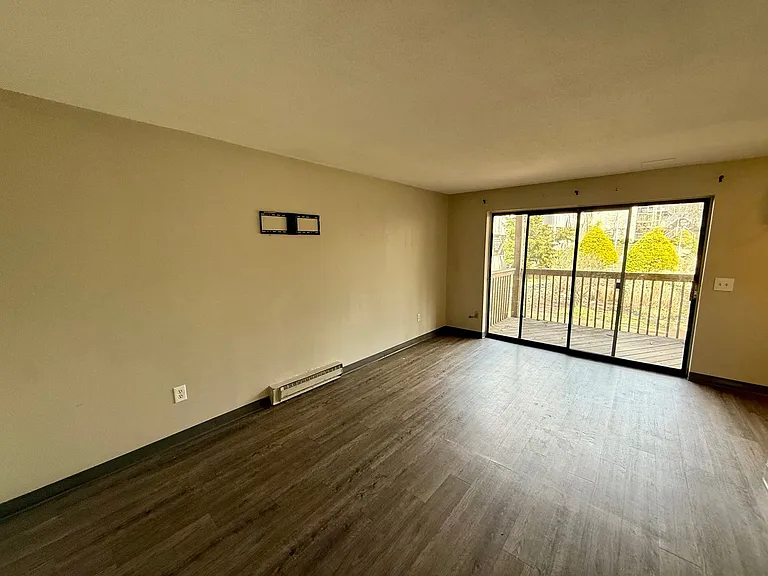 Courtview Square Apartments — Photo 3