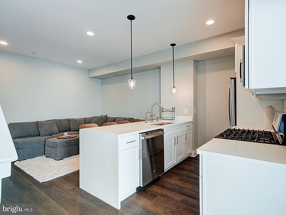 5th image of 1118 E Dunton St