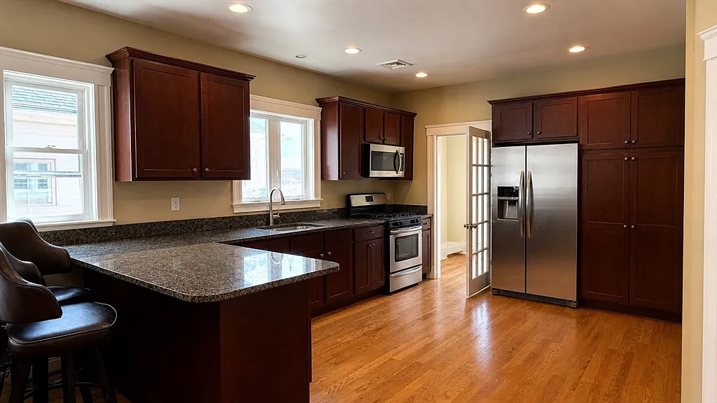 4 bed, 1.0 bath, 1250 sqft, $3,700 — Photo 3