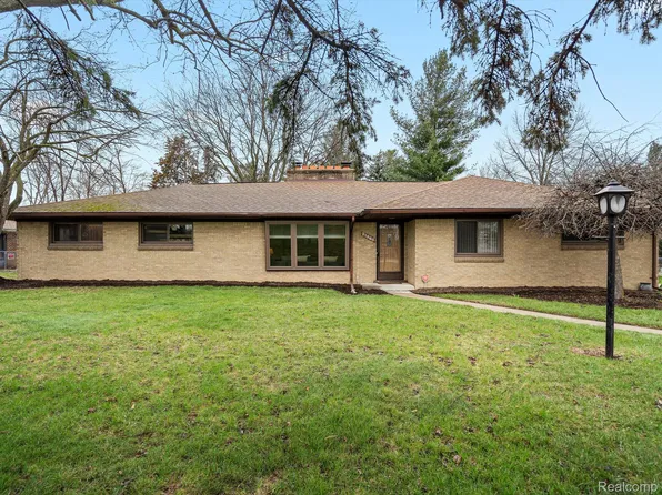 21865 N Nunneley Rd, Clinton Township, MI 48036