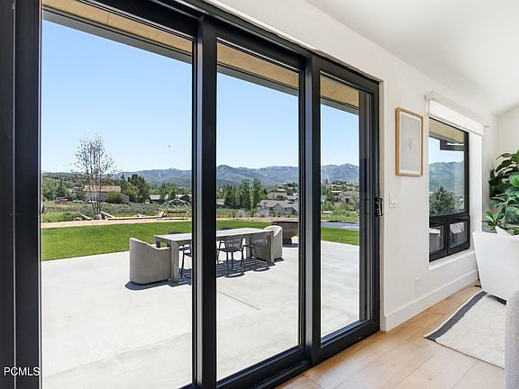 3rd image of 118 E Countryside Cir
