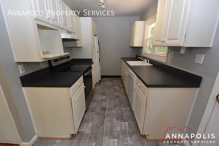 747 Warren Dr — Photo 3
