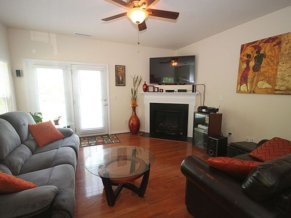 3rd image of 3001 Courtney Cres