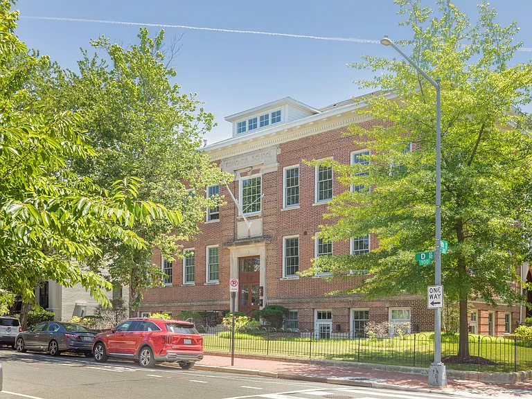 901 D St NE #1 — Photo 56